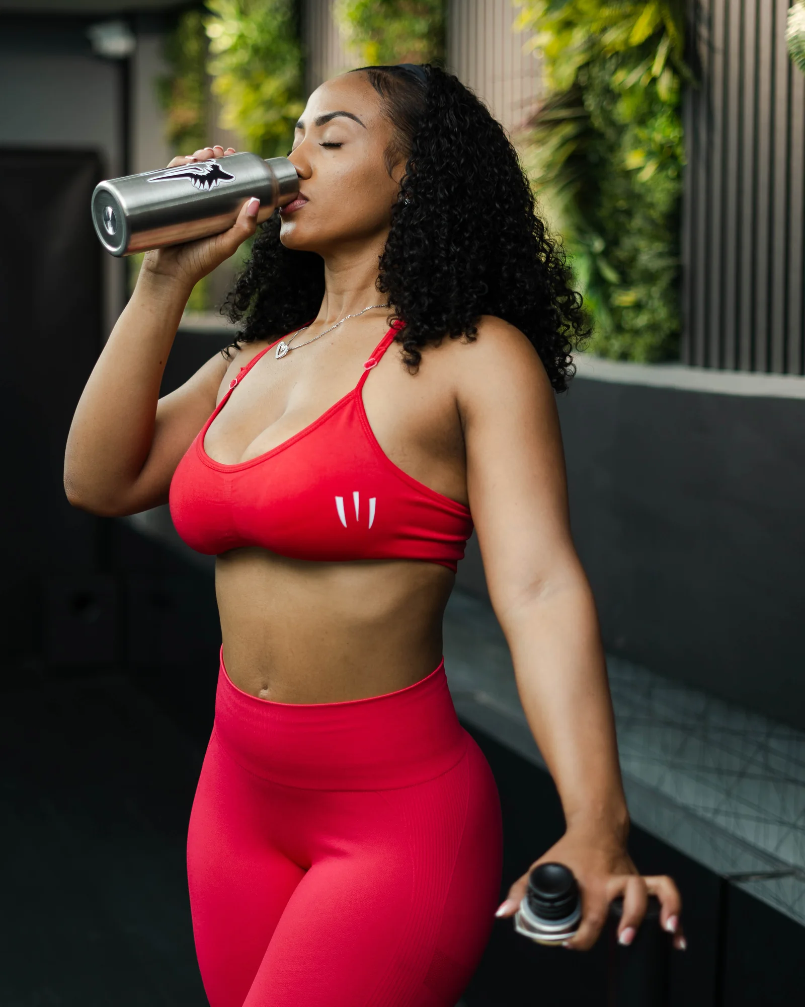 Savage-lid drinkt water na een set op de trainingsvloer