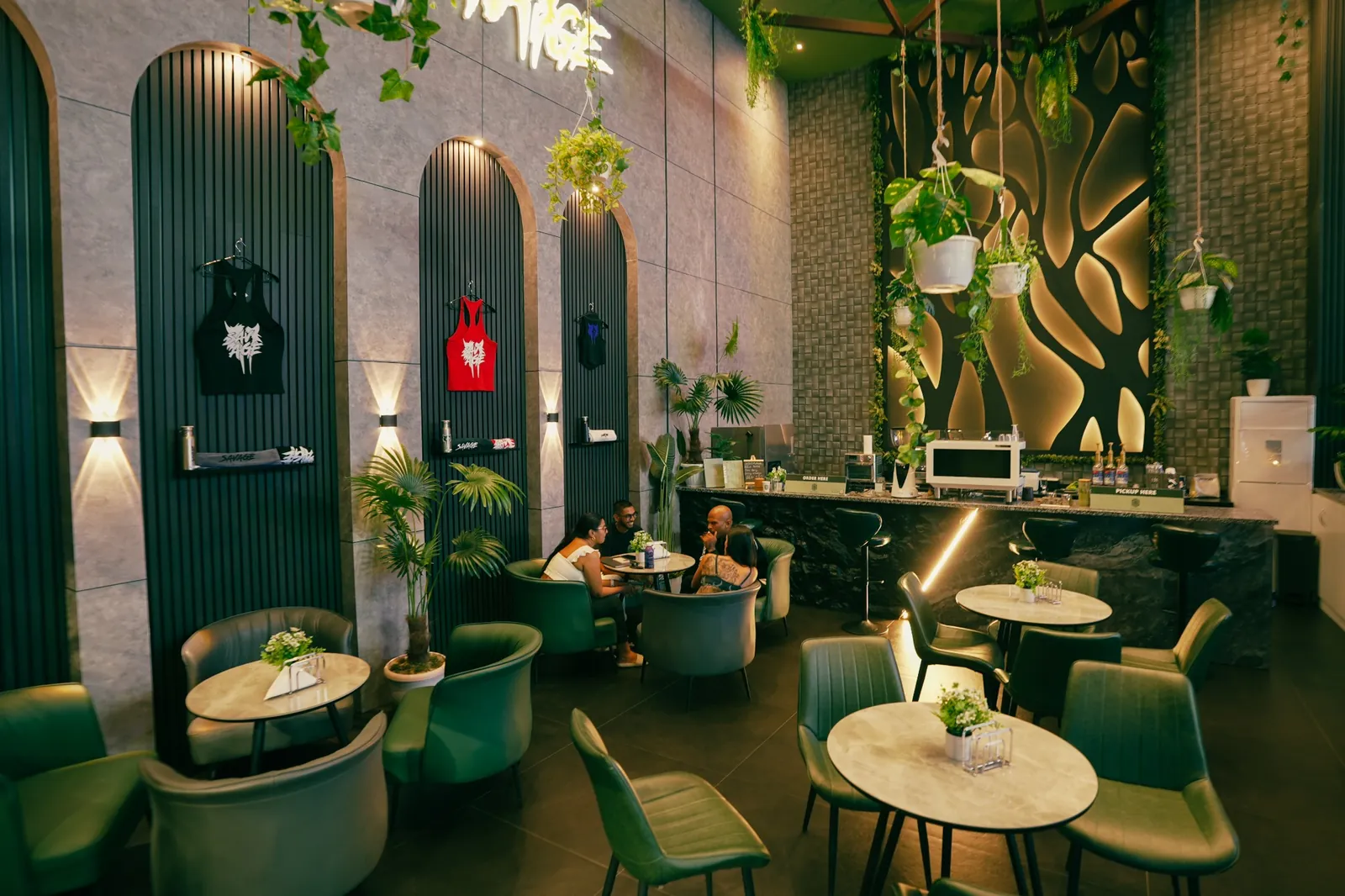 Le Den at Savage-café en lounge met de servicebalie, zitplaatsen en gasten.